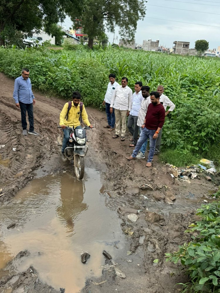 शिवरस्ता मोकळा करण्यासाठी आमरण उपोषण